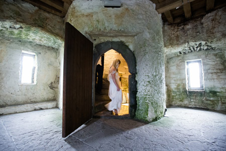 Castle and a Céilí bride at the stairs